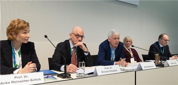 Immuntherapie bei Krebs: Komplexe Kombinationen gefragt Die Pressekonferenz zum DKK 2026 mit zahlreichen Menschen auf dem Podium.