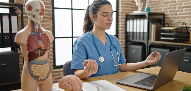 Praxisstress? Diese Achtsamkeitsübungen verschaffen Ihnen schnell wieder Luft Bei der Übung „Drei Minuten Atemraum“ geht es etwa darum, die aktuelle Tätigkeit für drei Minuten zu unterbrechen und bewusst in sich hineinzuhören. (Symbolbild)