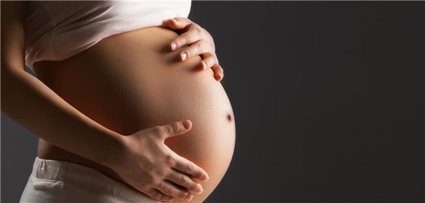 Eisenmangelanämie bei Schwangeren: Intravenöse ist oraler Eisengabe leicht überlegen Frau hält sich ihren Babybauch