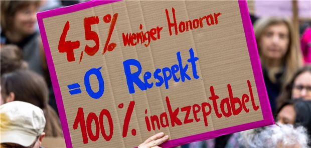 Psychotherapie-Honorare: Therapeuten sind erzürnt – die Krankenkassen mahnen zur Mäßigung Bei einer Demonstration werden Schilder hochgehalten.