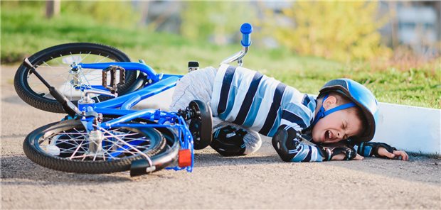 Ibuprofen bei muskuloskelettalen Verletzungen im Kindesalter meist ausreichend Ein kleiner Junge hat einen Fahrradunfall