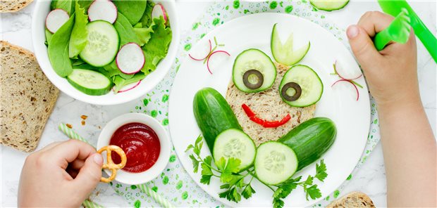Ist eine vegetarische oder vegane Ernährung gut für Kinder? Ein gedeckter Tisch mit Gemüse