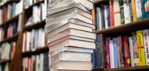 Was in den Praxisempfehlungen und Leitlinien der DDG neu ist Ein Stapel mit vielen Büchern