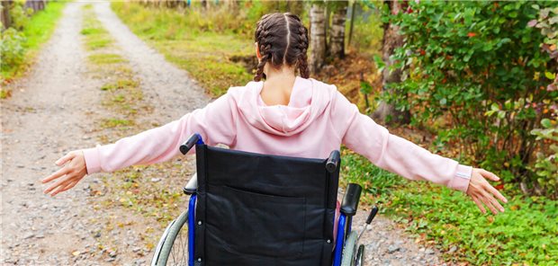 Was eine gute Reha beim Post-COVID-Syndrom ausmacht Junge Frau im Rollstuhl