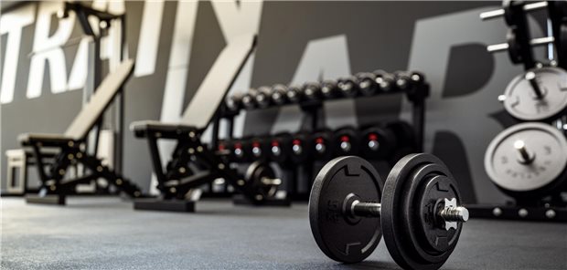Mit wenigen Minuten mehr Sport pro Tag den Tod länger vermeiden? Fitnessgeräte und Fitnessequipment für körperliches Training in einem Fitnessstudio.