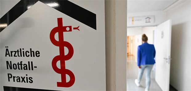 Bereitschaftsdienst und Notaufnahmen versorgen fast gleich viele Patienten Ein Schild mit der Aufschrift „Ärztliche Notfall-Praxis“ ist vor einer Bereitschaftspraxis in einem Krankenhaus angebracht.