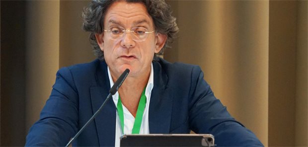 Medizinische Innovation: Wie China auf der Überholspur unterwegs ist Frank Sieren auf einem Podium.