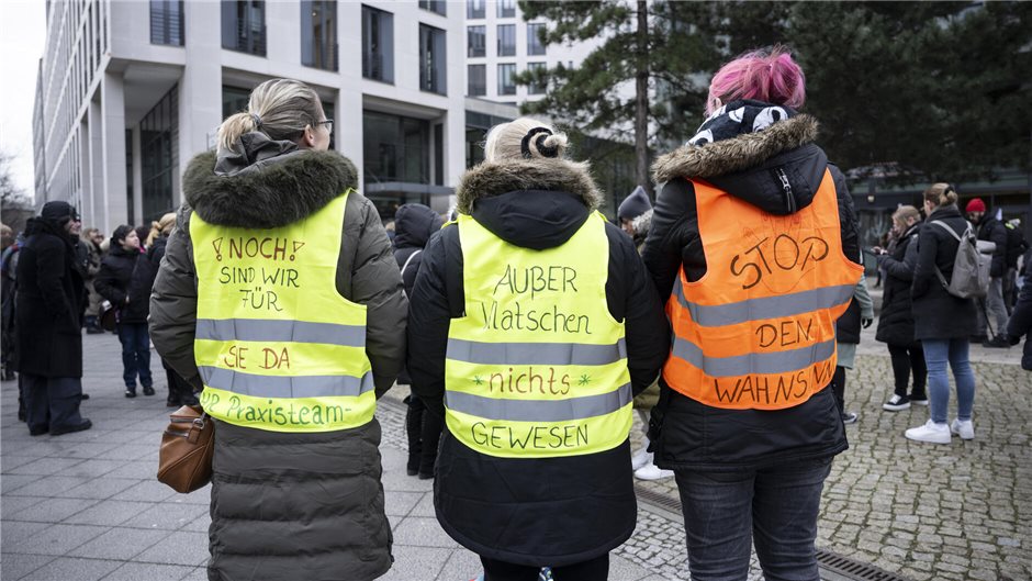 Beschriftete Warnwesten – an Symbolik kaum zu übertreffen.