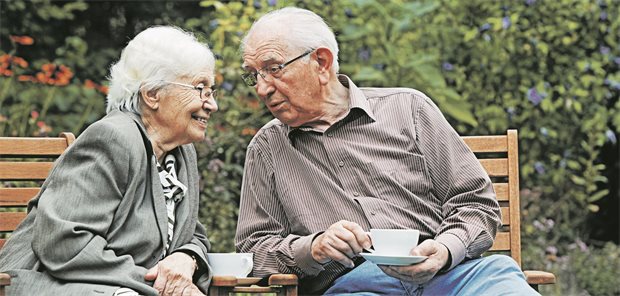 Studie: Soziale Aktivitäten im Alter fördern Gehirnleistung Ein älteres Paar sitzt mit Kaffee draußen.