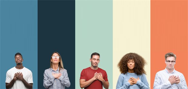 Rassismus in der Hausarztpraxis: Warum Hinschauen die Versorgung verbessert Group of people over vintage colors background smiling with hands on chest with closed eyes and grateful gesture on face. Health concept.