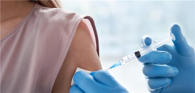 Breite Impfabdeckung schützt vulnerable Gruppen Frau wird geimpft