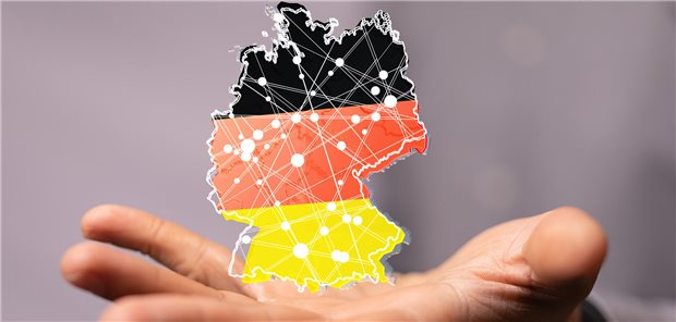 Wo Krebs sehr häufig und wo besonders selten diagnostiziert wird Eine Deutschlandkarte schwebt über einer Hand.