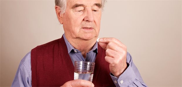 Primärprävention mit Statin nutzt wohl auch älteren Typ-2-Diabetikern Älterer Mann nimmt Tablette.