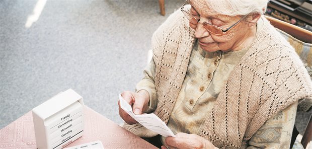 Vorsicht bei der Kombination von Antikonvulsiva mit DOAK Eine ältere Frau liest einen Beipackzettel