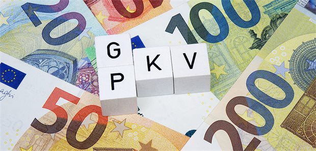 GKV und PKV: Ausgabenwachstum liegt in allen Versorgungsbereichen über dem der Einnahmen Das Bild zeigt Geldscheine, auf denen Scrabble-Spielsteine die Abkürzung PKV und GKV bilden.