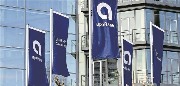 Nach dem „starken Jahr“ 2025 will die apoBank wieder sechs Prozent Dividende ausschütten apoBank-Zentrale in Düsseldorf mit Fahnen vor dem Haupteingang