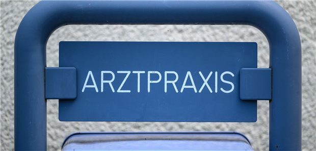 „Wir denken Primärversorgung oft noch als Ping Pong zwischen Arztpraxen“ Blick auf ein Praxisschild: Die Politik versucht sich an der Einführung eines Primärversorgungssystems. (Symbolbild)