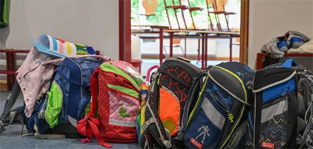 DAK-Studie: Neun von zehn Schulkinder ohne ausreichende Gesundheitskompetenz Schulranzen stehen vor einem Klassenzimmer.