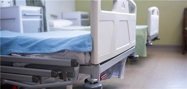 Haken dran ans KHAG: Länderkammer stimmt Reform der Krankenhausreform zu Zu sehen sind zwei leere Krankenhausbetten auf Station.