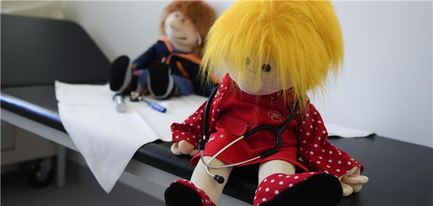 Kinder- und Jugendschutz: Neuer Kooperationsvertrag in NRW soll Meldeprozess für Ärzte erleichtern Blick in eine Kinderschutzambulanz