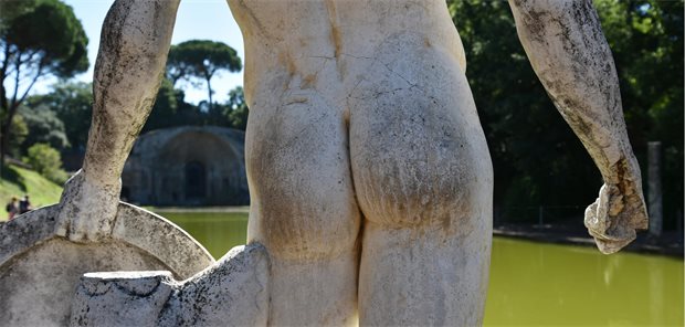 Juckreiz, Schmerzen, Hämorrhoiden, Blut: Was bei der proktologischen Beratung wichtig ist Römische Statue von hinten in einer Gartenanlage.