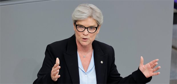 CDU-Politikerin Simone Borchardt: Primärversorgung bedeutet bessere Koordination! Simone Borchardt bei einer Rede im Bundestag, mit den Händen gestikulierend