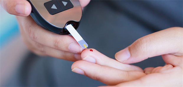 Direktvergleich: Metformin oder SGLT2-Hemmer bei frühem Typ-2-Diabetes? Ein Mensch misst seinen Blutzucker und sticht sich in einen Finger.