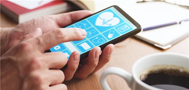 Digitale Gesundheitsanwendungen: Lob von Branchenverbänden, Kritik von KBV Ein Mann hält ein Mobiltelefon in der Hand, auf dem Bildschirm ist eine Digitale Gesundheitsanwendung zu sehen.