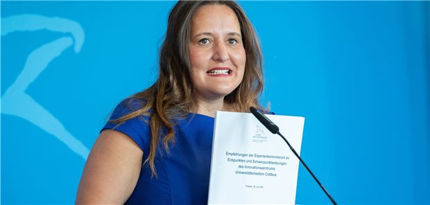 Cottbus plant neue Medizinausbildung Brandenburgs Wissenschaftsministerin Manja Schüle (SPD) stellte den Bericht der Expertenkommission zum Aufbau der Universitätsmedizin in Cottbus vor.