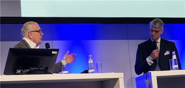 Investoren-Kapital im ambulanten Bereich polarisiert weiterhin Bundesärztekammer-Präsident Klaus Reinhardt (l.) im Gespräch mit Chefarzt Leyton Kraft vom Helios-Konzern.