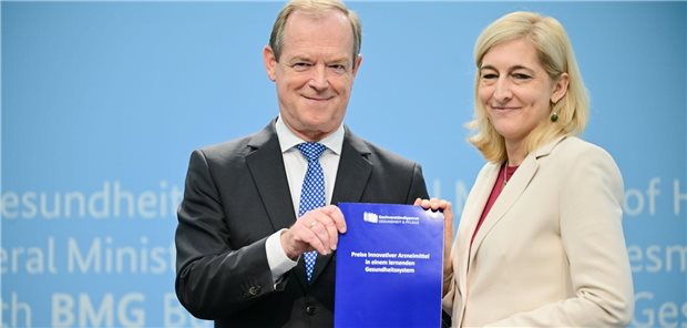 Sachverständigenrat empfiehlt striktere Preisbildung für neue Medikamente Bundesgesundheitsministerin Nina Warken (CDU) und Professor Michael Hallek, Vorsitzender des Sachverständigenrates Gesundheit & Pflege (SVR), bei der Übergabe des Gutachtens am Donnerstag im Bundesgesundheitsministerium.