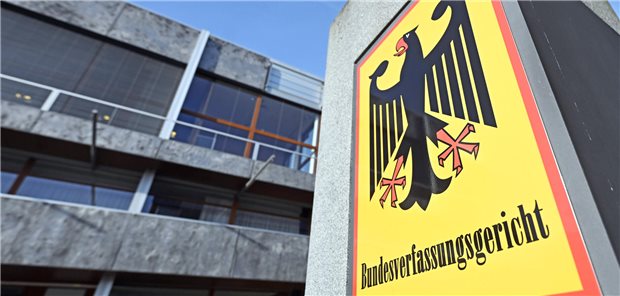 Verfassungsgericht: Triage-Regelung nicht mit Grundgesetz vereinbar Ein Hinweisschild mit Bundesadler vor dem Bundesverfassungsgericht in Karlsruhe.