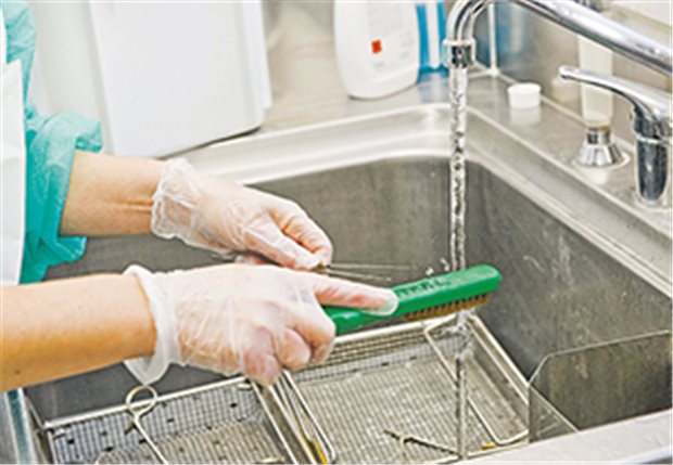 Krankenkassen drängen auf bessere Klinikhygiene Bundesweit einheitliche Hygienestandards sollen künftig Infektionen mit multiresistenten Erregern in Kliniken vermeiden.
