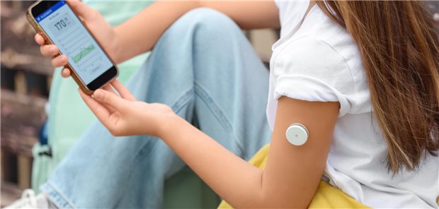 CGM: je nach System unterschiedliche Glukosewerte Frau mit CGM-System