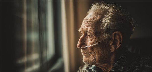 COPD bei älteren Patienten – darauf sollten Sie achten Ein älterer Mann mit Sauerstoffschlauch.