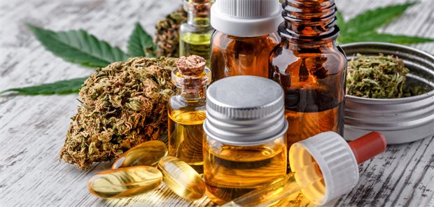 Cannabis gegen Schmerzen: Diese Nebenwirkungen und Kontraindikationen sollten Sie kennen Cannabispräparate auf einem Tisch