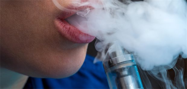 Cannabis-Konzentrat alternativ zu Blüten? Vor Verordnung Kostenübernahme beantragen! Lippen an Mundstück eines Vaporizers mit ausgeatmetem Rauch