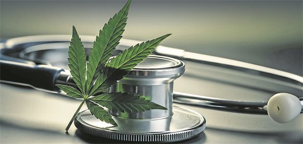 KBV und Krankenkassen präzisieren die neuen Regeln zur Cannabistherapie Cannabisblatt auf Stethoskop