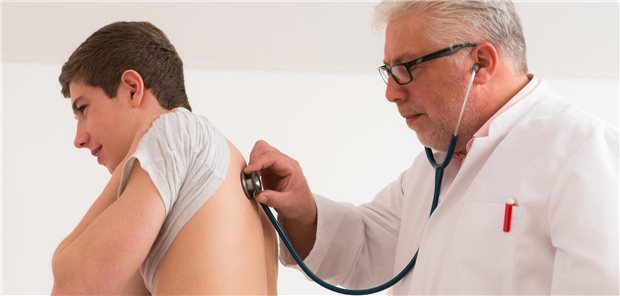 Lauterbach will Herz-Kreislauferkrankungen und Diabetes aktiv aufspüren Arzt hört Patient mit Stethoskop ab.