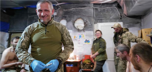 Dmytros Patienten kommen aus der Hölle der Schützengräben Chirurg Dmytro leitet den Stabilisierungspunkt. Über zwei Jahre Krieg stecken ihm in den Knochen, der Arzt ist ganz Soldat geworden.