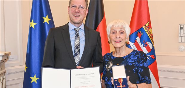 Christa Leiendecker erhält das Bundesverdienstkreuz aus der Hand von Hessens Wissenschaftsstaatssekretär Christoph Degen.