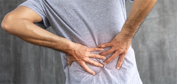 Closed-Loop-Verfahren scheint therapierefraktäre Rückenschmerzen nachhaltig zu lindern Man hält sich den Rücken.