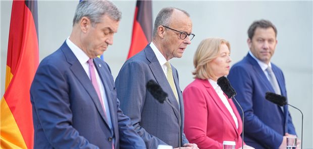Aus für die Telefon-AU? SPD schiebt der Union den Schwarzen Peter zu Das Fozo zeigt den CSU-Vorsitzenden Markus Söder, Bundeskanzler Friedrich Merz (CDU) sowie Bärbel Bas und Lars Klingbeil (beide SPD).