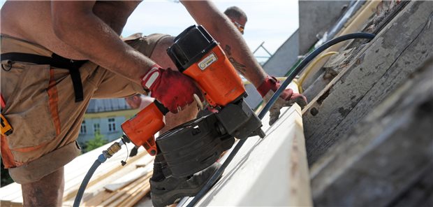 Dacharbeiten im Hochsommer, hier wäre eigentlich Sonnenschutz ein Muss. Während hier deutlich ist, wer für die Prävention einer Berufskrankheit wie Hautkrebs zuständig ist, scheint das in anderen Bereichen nicht immer so klar zu sein.