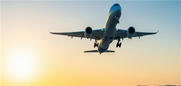 Risikogruppen auf Reisen: Das ist wichtig zu wissen bei der Beratung älterer Menschen Ein Flugzeug vor einem klaren Himmel ohne Wolken.