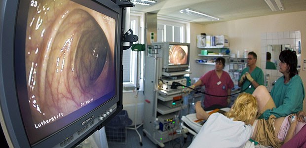 DAK und TK verschicken schon Einladungsschreiben Darmspiegelung bei einer Patientin: Mit Einladungsverfahren soll die Krebsvorsorge vorangetrieben werden.