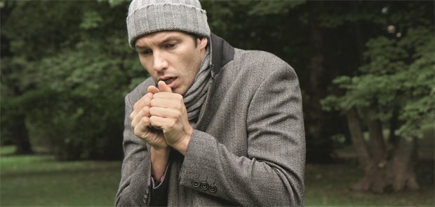 Aktivität von SARS-CoV-2 und Influenza steigt langsam an Ein Mann friert mit Mütze und Mandel draußen.