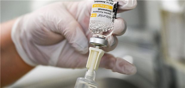 Auch zweiter Alzheimer-Wirkstoff fällt beim G-BA in der Nutzenbewertung durch Eine Spritze wird an einer Ampulle mit dem Medikament Donanemab aufgezogen.