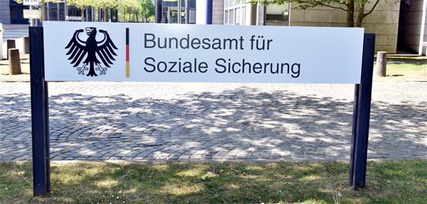 Riskante Investments von Krankenkassen: Aufsichtsbehörde warnte frühzeitig Das Foto zeigt ein Schild vor dem Eingang des Bundesamts für Soziale Sicherung in Bonn.