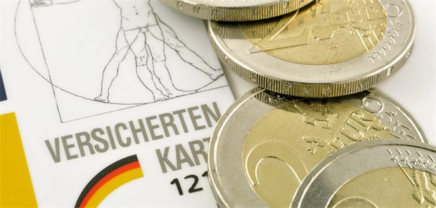 Kampf gegen Upcoding: Kassenaufsicht gelähmt von Bürokratie Das Foto zeigt eine Versichertenkarte und Zwei-Euro-Münzen.